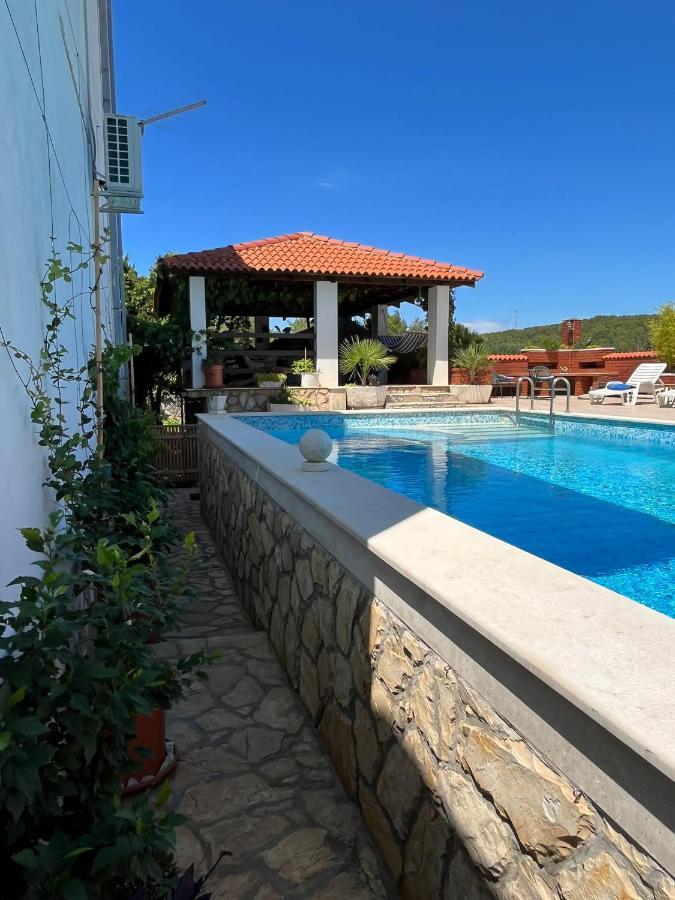 Apartment With Swimming Pool Jelsa  Dış mekan fotoğraf