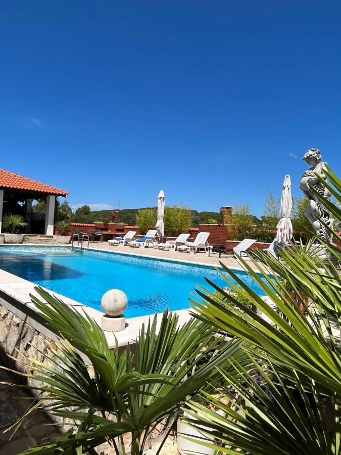 Apartment With Swimming Pool Jelsa  Dış mekan fotoğraf