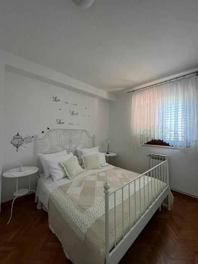 Apartment With Swimming Pool Jelsa  Dış mekan fotoğraf
