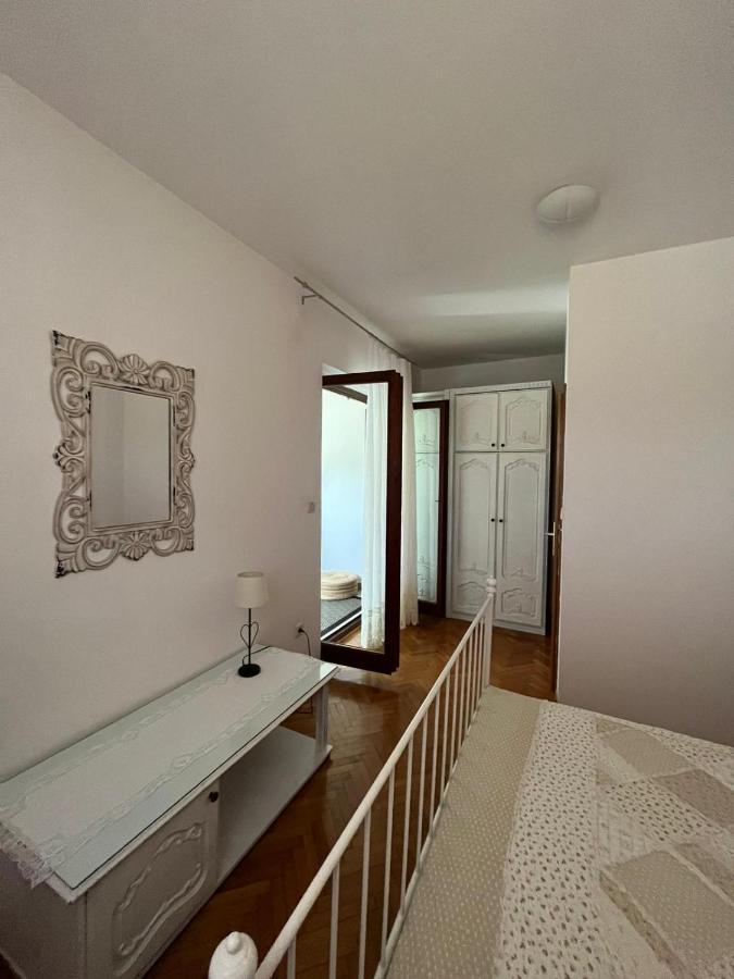 Apartment With Swimming Pool Jelsa  Dış mekan fotoğraf